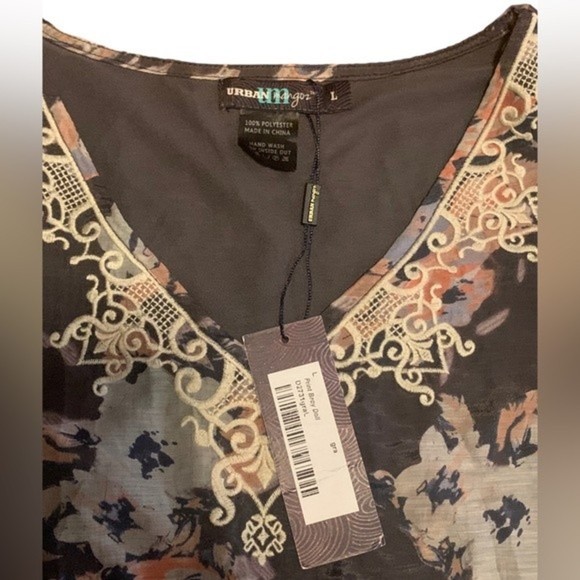 NWT Urban Mangoz Women’s Tunic Gray Floral Bell Sleeve Size Large - Picture 4 of 8